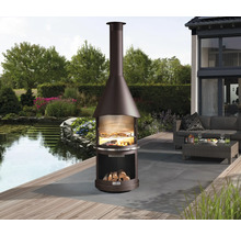 Zahradní scéna s venkovním krbem a skladem dřeva na terase