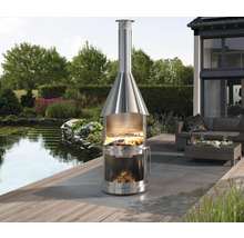 Nerezový grilovací krb na terase s jezírkem