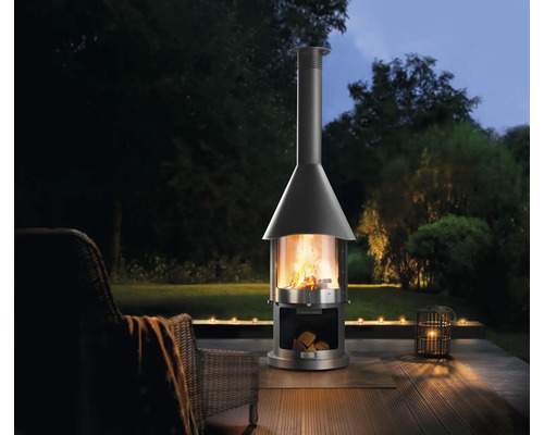 Volně stojící venkovní krb na terase se sezením a svíčkami.