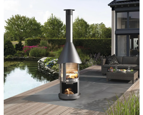 Terasa s venkovním krbem, grilem a jezírkem