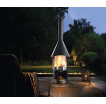 Volně stojící venkovní krb s dřevem na terase