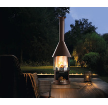 Zahradní prostředí s terasovým topeništěm, svíčkami a posezením pro útulné chvíle venku