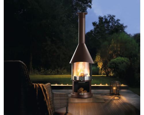 Zahradní prostředí s terasovým topeništěm, svíčkami a posezením pro útulné chvíle venku