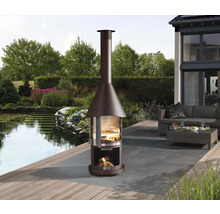 Venkovní kuchyně s grilem, skladem dřeva a komínem na terase u zahradního jezírka