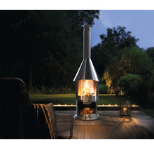 Nerezová kamna s dřevem na terase v zahradě