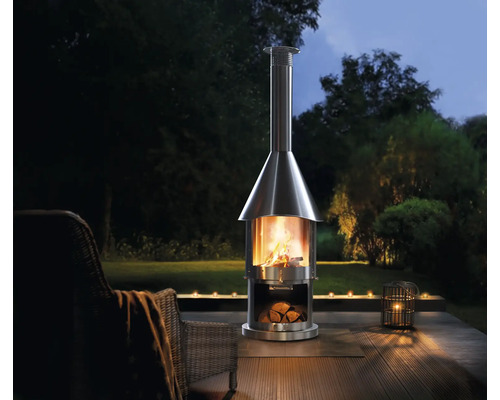 Nerezová kamna s dřevem na terase v zahradě