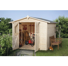 Zahradní domek s otevřenými dveřmi a zahradním nářadím