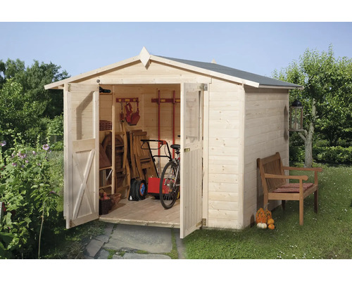 Zahradní domek s otevřenými dveřmi a zahradním nářadím