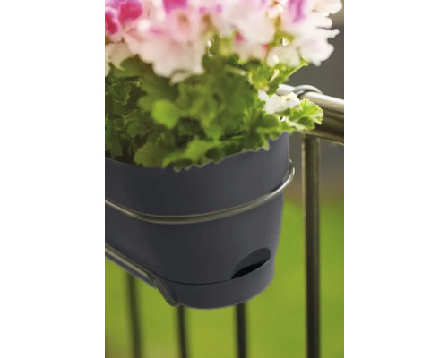 Květináč k upevnění na zábradlí balkonu s květinami