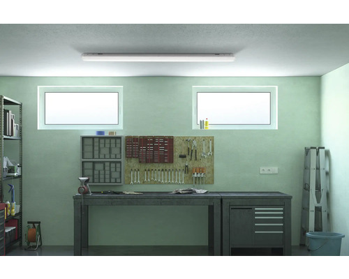 Dílna s pracovním stolem, regály, stěnou na nářadí a zářivkou