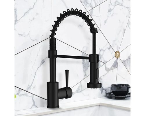 Černá kuchyňská baterie se spirálovou pružinou a výsuvnou sprchou na bílém pozadí