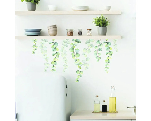 Kuchyňská scéna s nástěnnou samolepkou eukalyptu, policemi a kuchyňským náčiním