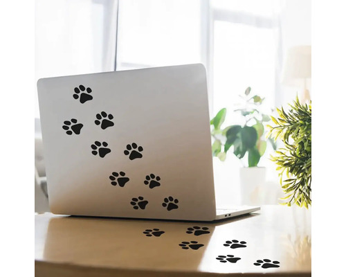 Notebook s obtisky tlapek na stole