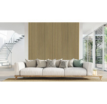 Obývací pokoj s nástěnnými panely, pohovkou a schodištěm