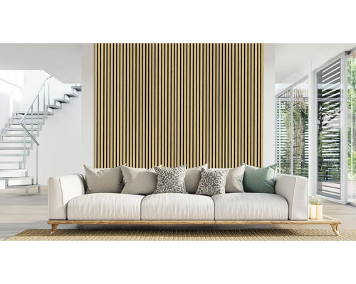 Obývací pokoj s nástěnnými panely, pohovkou a schodištěm