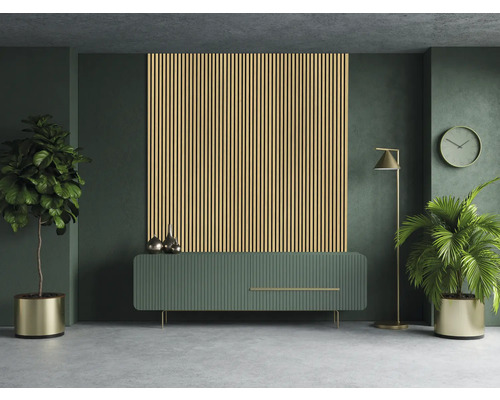 Obývací pokoj s akustickým panelem, příborníkem, stojací lampou, hodinami a rostlinami