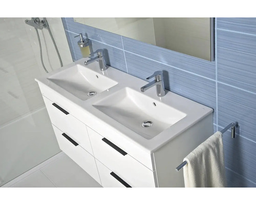 Koupelna s dvojitým umyvadlem, bílými spodními skříňkami a armaturami