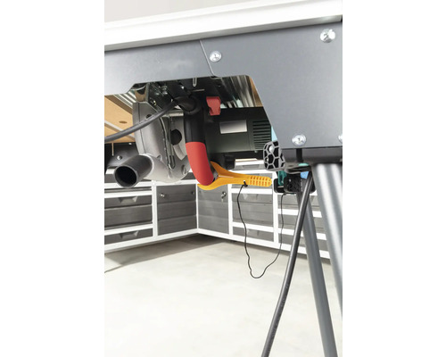 Spodní strana pracovního stolu s namontovanou kotoučovou pilou