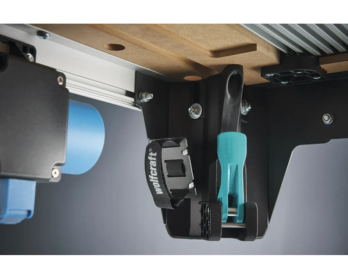 Detailní pohled na pracovní stůl s upínací pákou a upínacím páskem od společnosti Wolfcraft