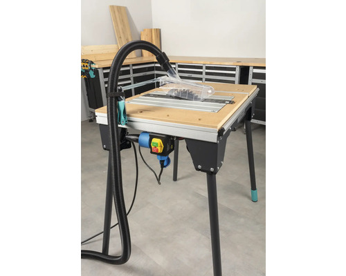 Stolní kotoučová pila s odsávacím zařízením na dílenském stole.