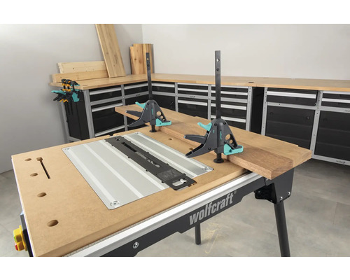 Pracovní stůl Wolfcraft s obrobkem a rychloupínacími svorkami
