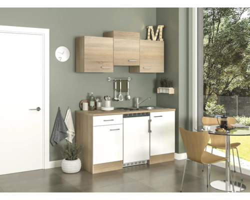 Kompaktní kuchyně se spodními skříňkami, dřezem a horními skříňkami ve světlé místnosti