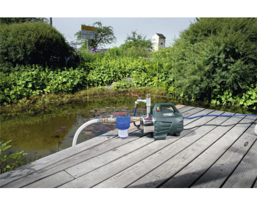 Zahrada s jezírkem a zahradním čerpadlem Metabo na dřevěném molu