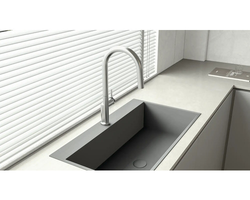 Kuchyňský dřez s vodovodní baterií před oknem se žaluziemi