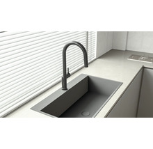 Kuchyňský dřez s vodovodní baterií v moderním kuchyňském stylu.