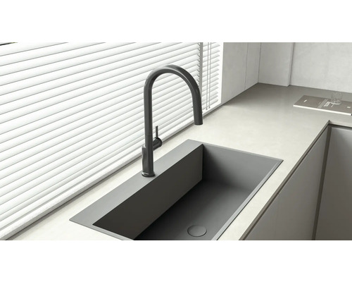 Kuchyňský dřez s vodovodní baterií v moderním kuchyňském stylu.