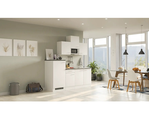 Světlá kuchyně v moderně zařízeném pokoji s jídelním stolem a dekoracemi