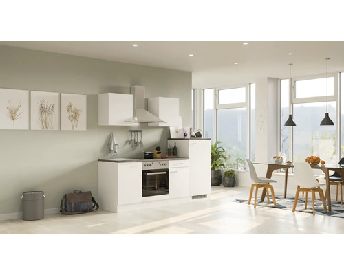 Světlá kuchyně s kuchyňským koutem, digestoří a jídelním koutem v otevřeném prostoru.