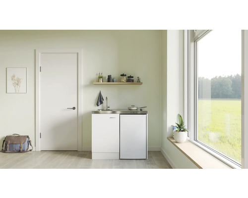 Kuchyňská linka s dřezem, varnou deskou a spodní skříňkou ve světlé místnosti s oknem