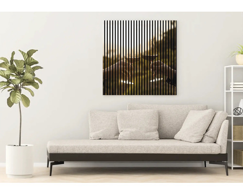 Obývací pokoj s pohovkou a zarámovaným obrazem s vertikálními pruhy zobrazujícími dvě cinkající sklenice na víno.