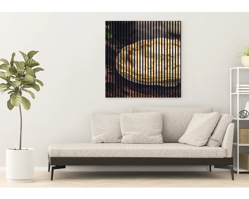 Dekorativní nástěnný obraz s lamelovou strukturou a motivem jídla nad pohovkou