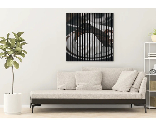 Dekorativní lamelový obraz s motivem jídla nad pohovkou v obývacím pokoji.