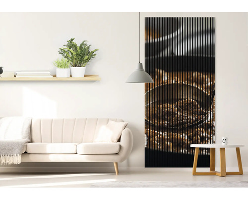 Obývací pokoj s pohovkou a nástěnným panelem s motivem kávových zrn