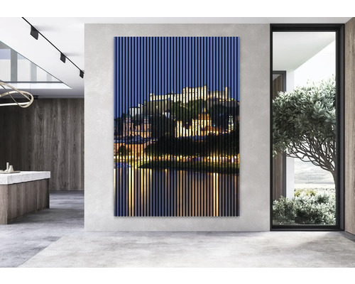 Moderní obývací pokoj s dřevěnou lamelovou dekorací na stěnu zobrazující noční panorama města