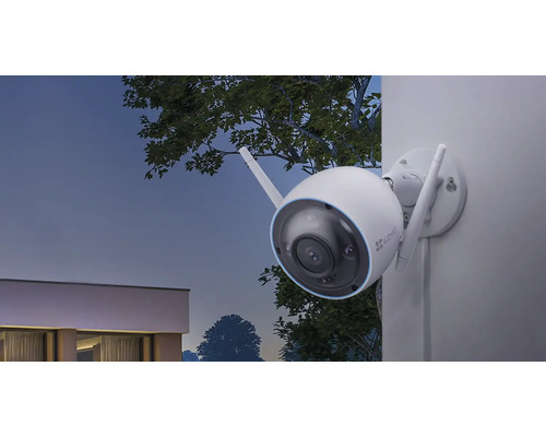 Venkovní kamera pro sledování namontovaná na zdi