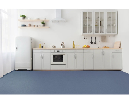 Světlá kuchyně s kuchyňskou linkou, lednicí a modrou podlahovou krytinou