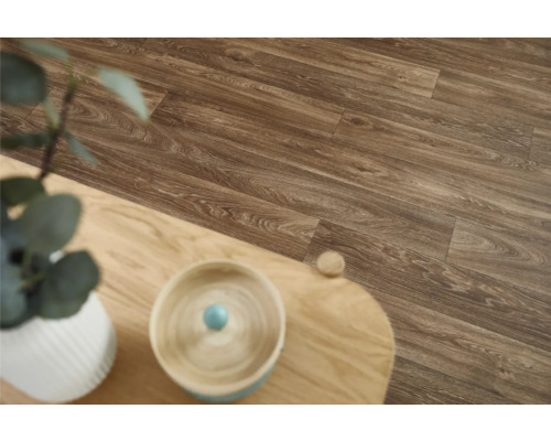 Hnědá laminátová podlaha s dřevěným vzhledem v interiéru