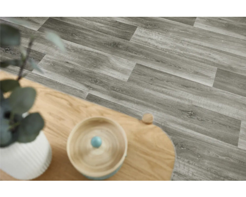 Šedá vinylová podlaha se vzhledem dřeva položená v interiéru