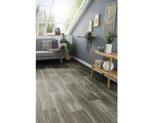 Světlá místnost s šedou vinylovou podlahou se vzhledem dřeva, pohovka, police a dekorace