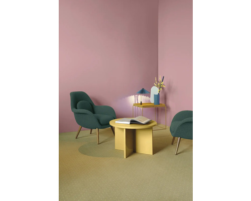 Světlý obývací pokoj se dvěma křesly, kulatým stolem a kobercem