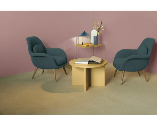 Dvě křesla a konferenční stolek v obývacím pokoji