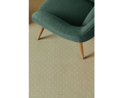 Detailní pohled na koberec s tečkovaným vzorem pod křeslem