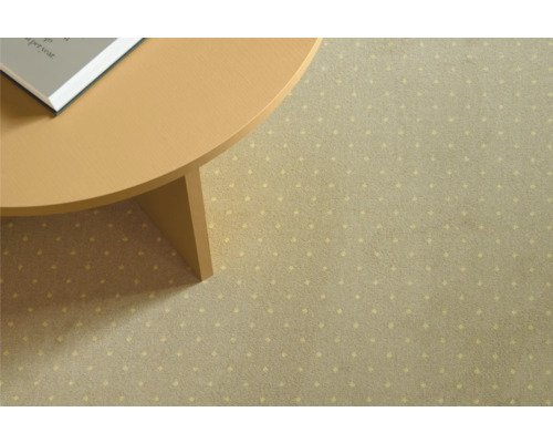 Koberec s tečkovaným vzorem a stůl