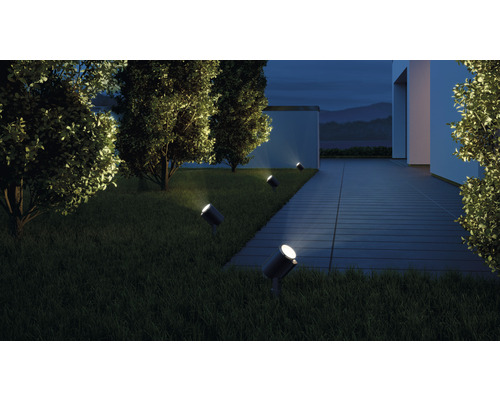 Scéna s několika venkovními reflektory pro osvětlení cesty v zahradě.