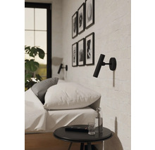 Ložnice s postelí, nočním stolkem, nástěnnými světly a dekorací