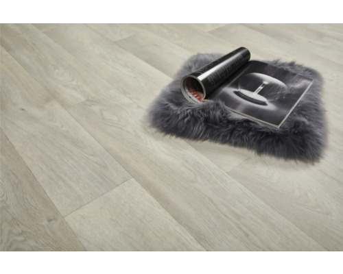 Světlá laminátová podlaha s kobercem a časopisem